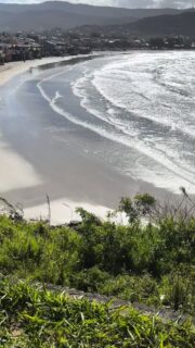 Primavera estranha 🤔 vento e frio mas é só o sol aparecer para mostrar toda beleza do mar 🤗#suitesvilajjae #garopaba #centrohistoricogaropaba