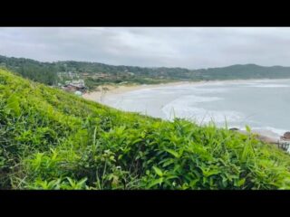 Sabe aquele dia cinza e vem o convite: vamos ver o mar? Sempre um espetáculo o Rosa Sul! 🫶 Venham também! 📲(48) 99124-9087 #suitesvilajjae #pousadanapraiadorosa #surflandgaropaba #praiadorosagaropaba