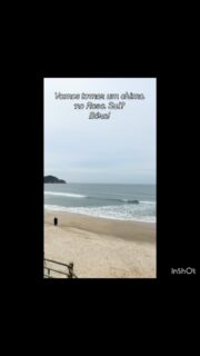 Primeiro registro nosso in loco de baleia, após vários avisos do grupo dos admiradores de baleias da região avistarem. E foi só um chima na praia, nem pensávamos que ela estava ali 🐳 Bem vindas!  #suitesvilajjae #pousadanapraiadorosa #surflandgaropaba #santacatarina