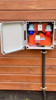 PENSANDO NO FUTURO E EM VOCÊ! 🌱🔌

Neste verão de 2026, quem se hospeda nas Suítes Vila Jjae e tem carro elétrico viaja com mais tranquilidade.

Instalamos um ponto de recarga para seu conforto e para um turismo mais consciente.

#TurismoSustentavel #VilaJjae #suitesvilajjae #Verão2026 #CarregadorEletrico #ViagemConsciente#pousadanapraiadorosa #surflandgaropaba #praiadorosagaropaba