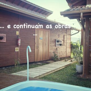 Preparado com o capricho de @jefferson.mqueiroz 💪, o deck está sendo complementado para conforto de nossos hóspedes e amigos ☀️🌊👙⛱️